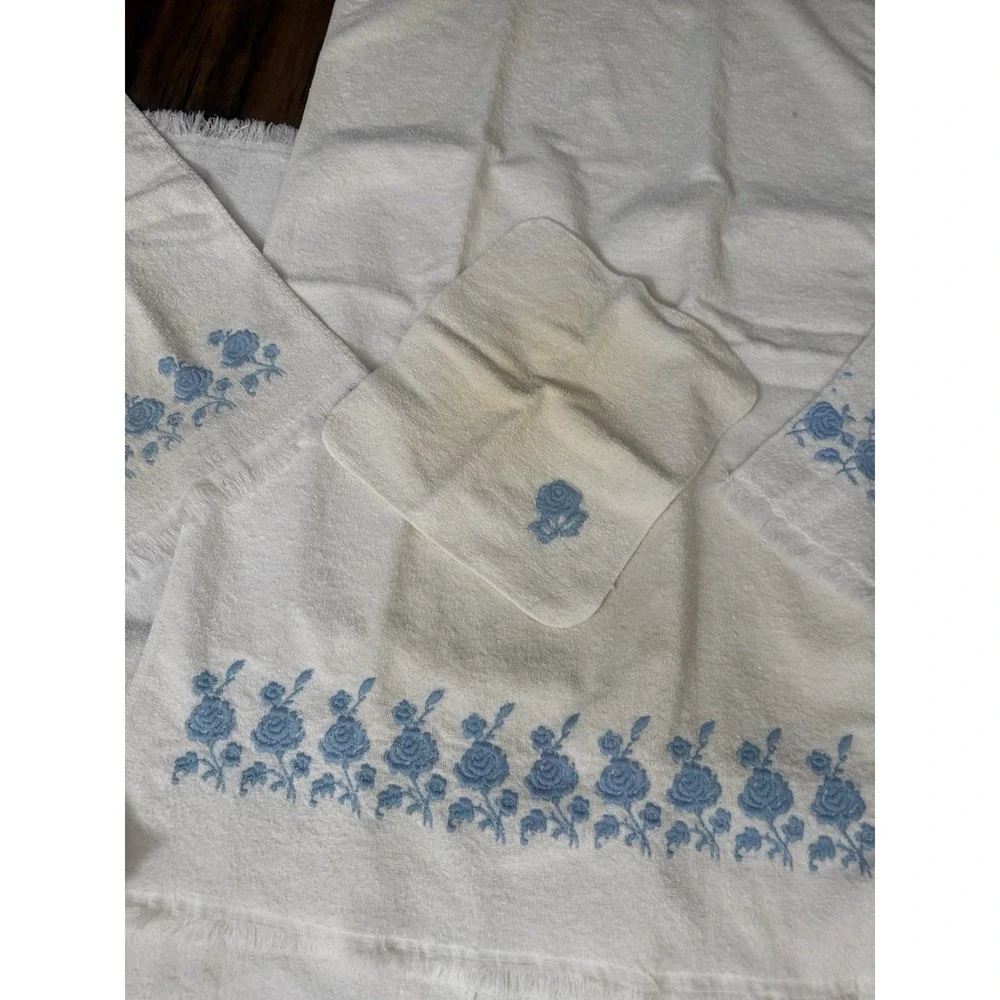 Vintage Dundee 7 Piece Set Bath & Hand Towel Retro Blue Floral Embroidery U.S.A.